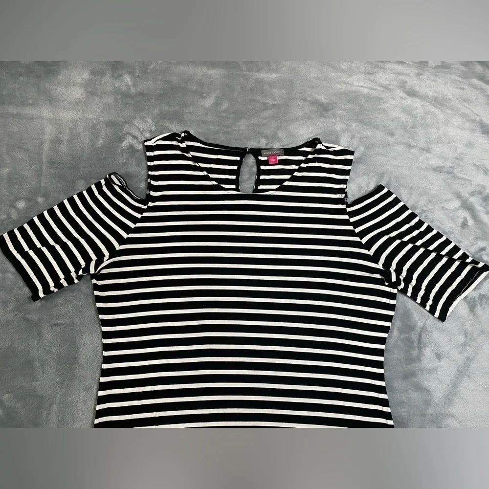 Vince Camuto Black &‎ White Striped Shirt Size Medium